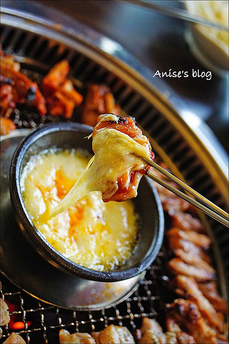 韓國美食．傳說中的雞排 소문난닭갈비，三種口味一次滿足，濃郁起司太銷魂 @愛吃鬼芸芸