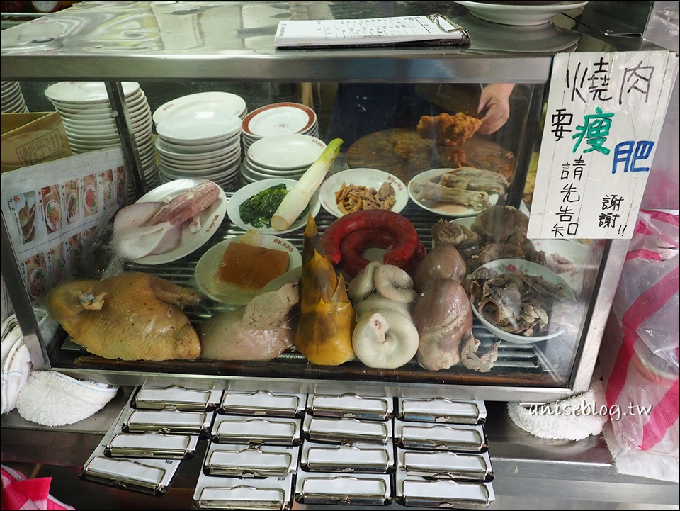 捷運龍山寺站．周記肉粥店，紅燒肉是招牌，夏日的筍子好甜啊啊啊！