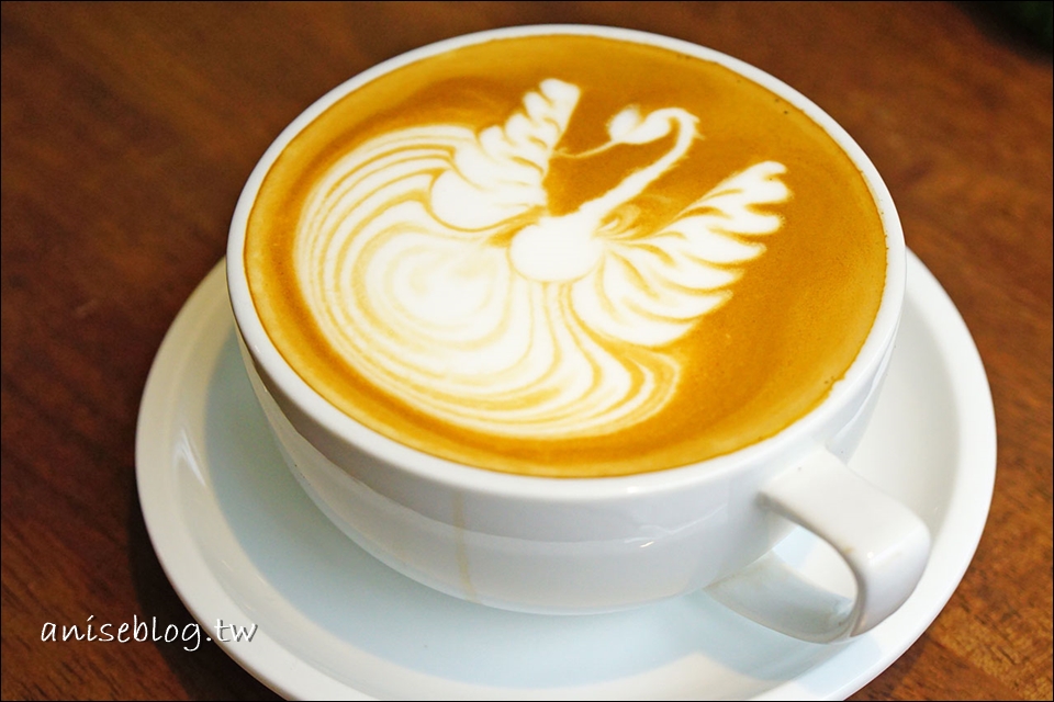 東區咖啡．CROSS CAFE，平日不限時、商午很划算