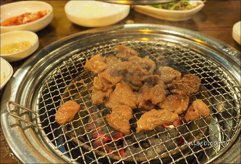 首爾美食．弘大胖胖豬燒肉，在地人推薦的好味道！