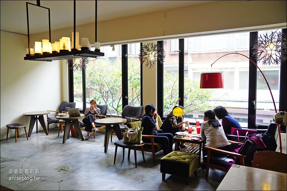 捷運市府站咖啡 | 上樓看看Arthere Café，空間寬敞不限時/有插座/美式咖啡可續杯