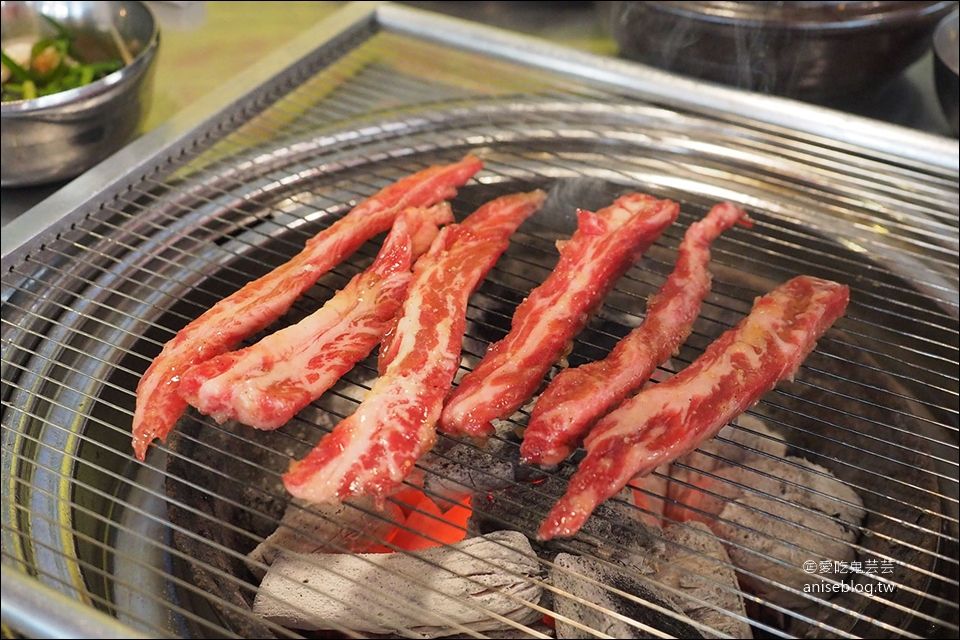 鐵路王排骨 | 弘大超人氣烤肉，調味排骨大熱門，連韓星都愛！