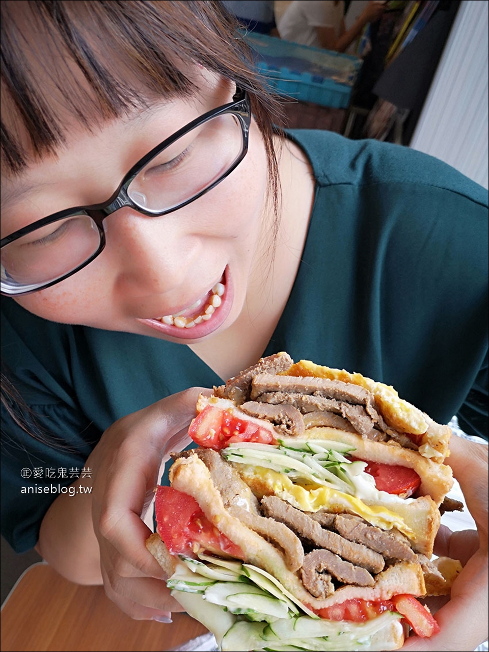 阿姊ㄟ店碳烤三明治，忠孝新生站超浮誇巨大碳烤三明治