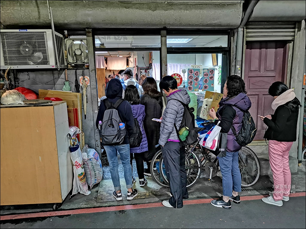 赤峰街無名排骨飯，每天只營業4.5小時超人氣排隊便當店(週日公休) @捷運中山站