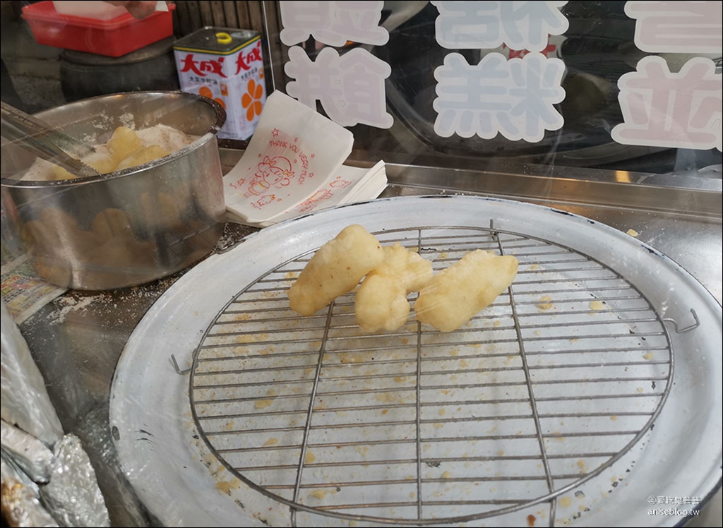 台南國華街小吃 | 林家番薯碰(白糖粿)、餵公子吃餅，外掛小西腳仙草茶