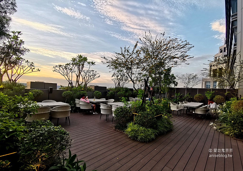 台北新板希爾頓酒店行政酒廊 Lounge Bar，住客享有happy hour、早餐，絕美高樓層景觀