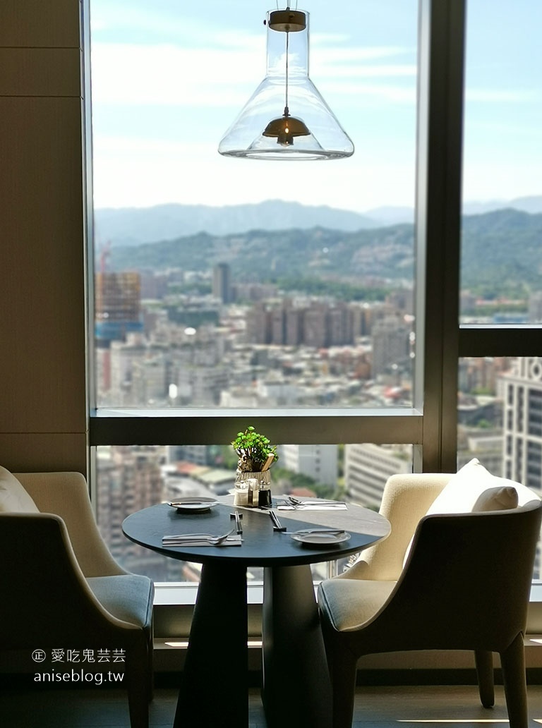 台北新板希爾頓酒店行政酒廊 Lounge Bar，住客享有happy hour、早餐，絕美高樓層景觀
