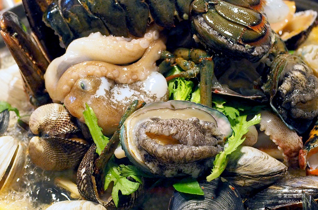 首爾八八海鮮鍋，活跳跳的龍蝦、鮑魚、章魚等滿滿一鍋@波拉梅站