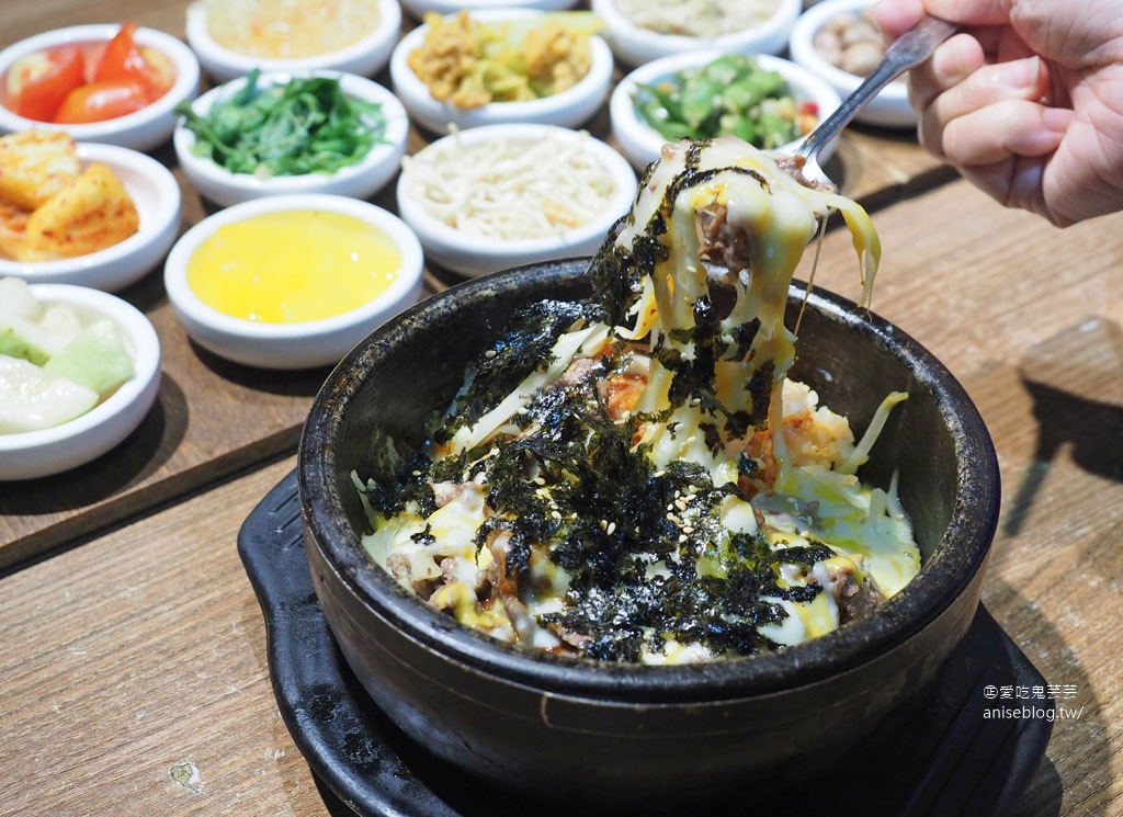 朝鮮味韓國料理，數十種小菜免費吃到飽，最愛炒泡麵、拌飯、海陸泡菜鍋！
