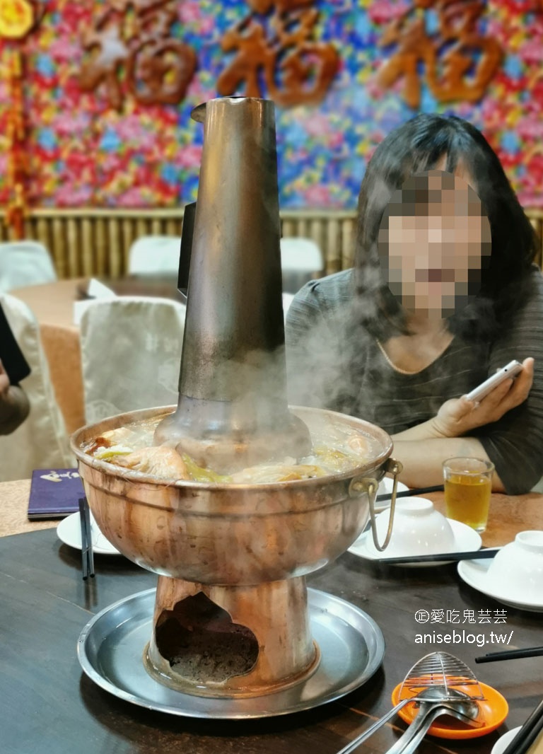 金麥子酸菜白肉鍋，一大桌子菜像在吃圍爐好熱鬧呀！