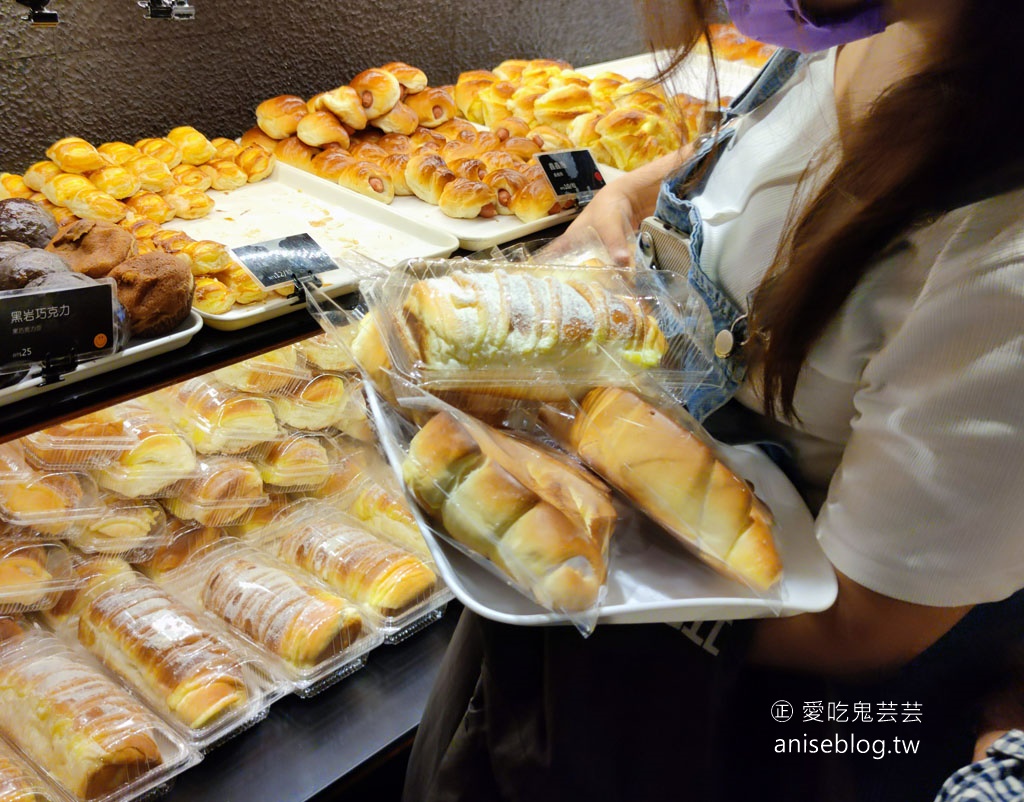 台南奇蹟葡吉麵包店永遠人山人海，羅宋、奶露是招牌