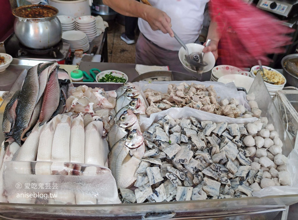 阿和肉燥飯，台南在地人愛的老店。魚皮湯+肉燥飯=一組