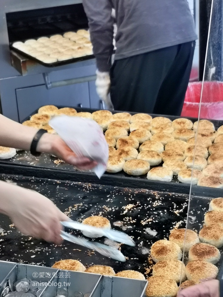 萬大蟹殼黃碳烤燒餅店，老萬華人也愛的排隊美食小吃(姊姊食記)