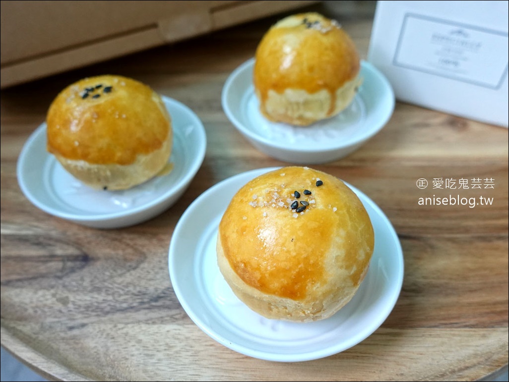 子卣 ( 一ㄡˇ )Dessert蛋黃酥，來自台南、預約困難的隱藏版蛋黃酥！