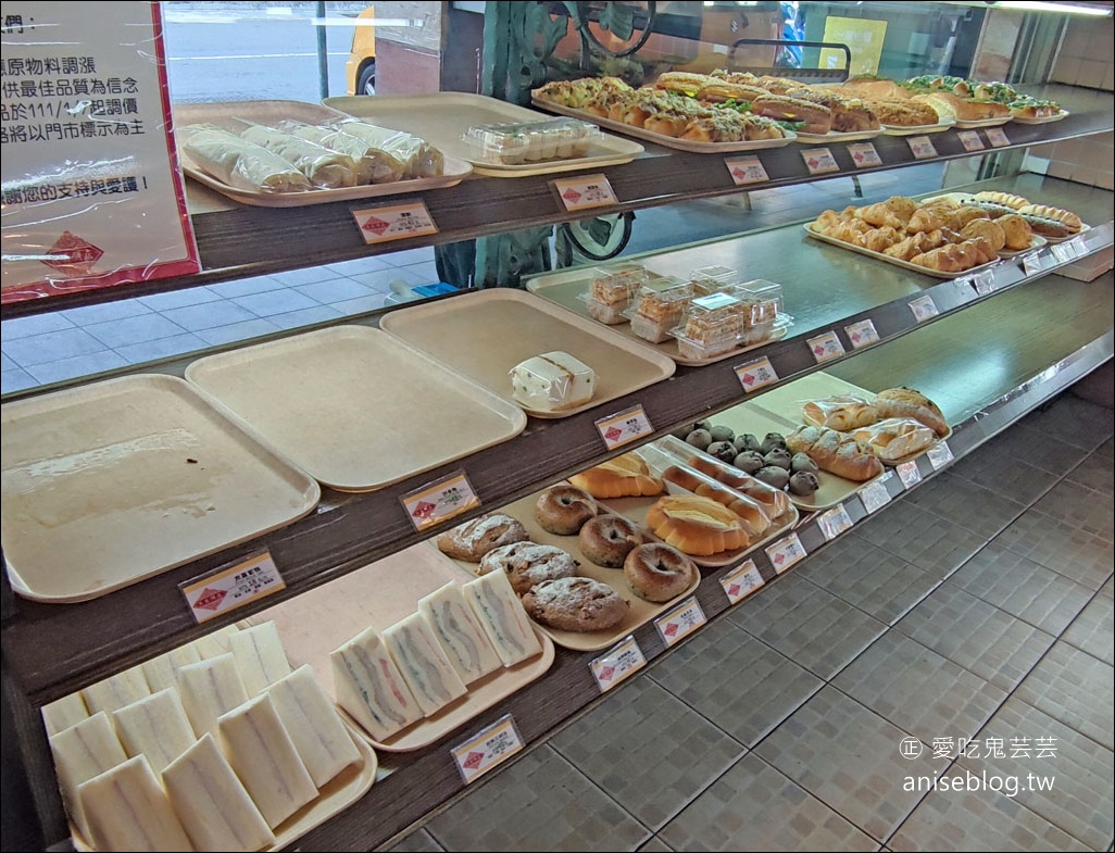 義美餅店，此義美非彼義美！餅店裡有滷味、麵包、港點等….台中人的回憶！