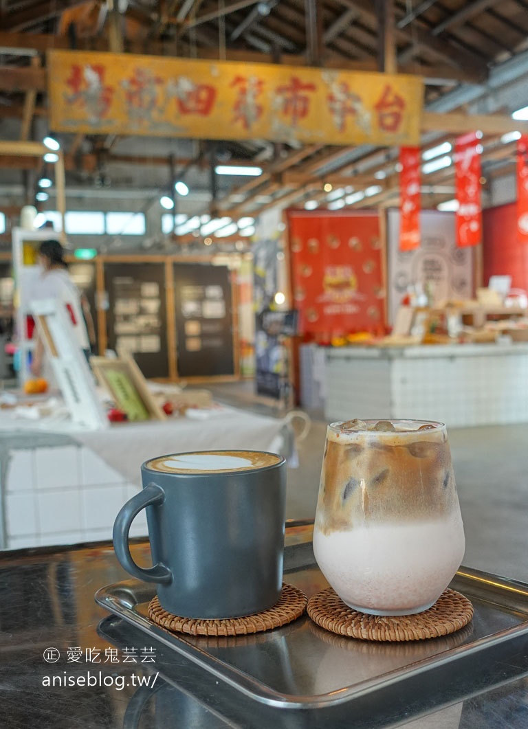 台中第四市場，來一杯東泉辣椒醬咖啡吧！