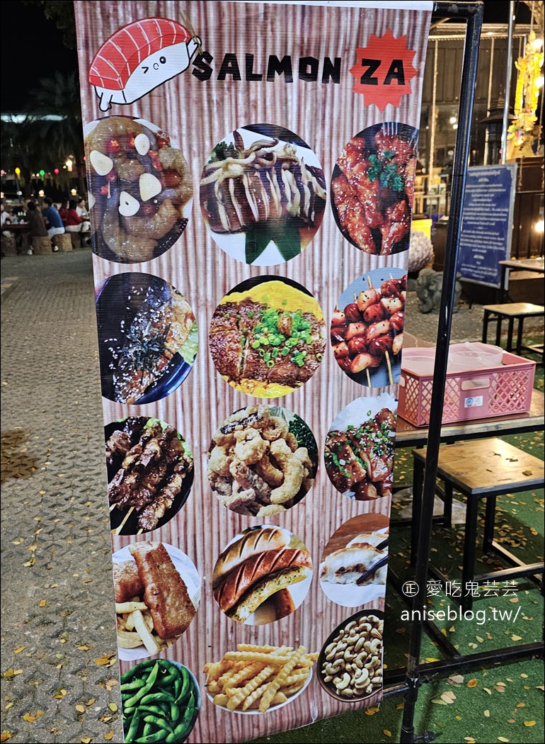 清邁夜市 กาดมณี Kadmanee Market Chiangmai ，脆皮燒肉也太好吃了吧！